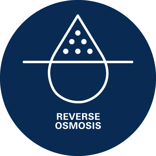 La filtration par osmose inversée élimine une quantité importante de substances indésirables présentes dans l'eau, notamment les bactéries et les virus, les résidus médicamenteux, les hormones, les nitrates et d'autres encore.